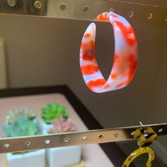 SALE💚 any 3 for $18 💚
 Tortoise Statement Hoop Acrylic Earrings - Picture 2 of 6